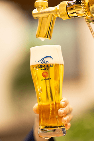 工場で注ぎたてのビールを飲める